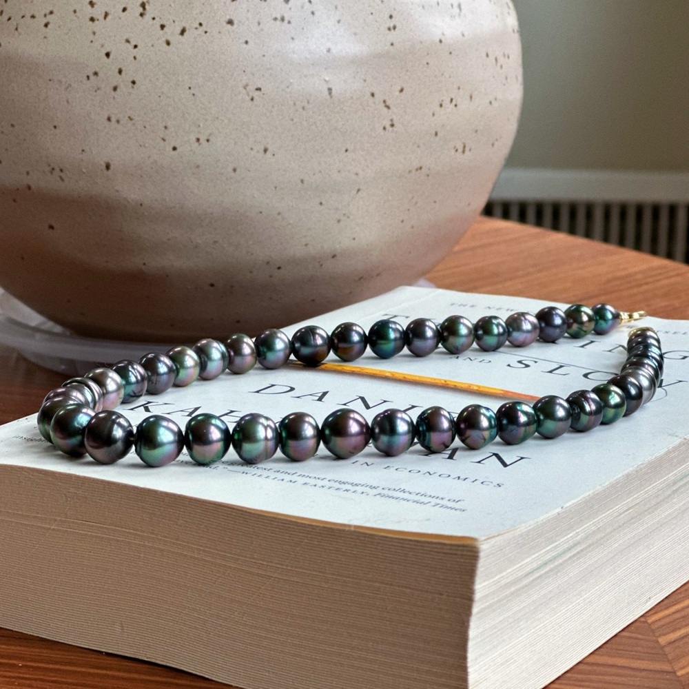 Elegant Black Pearl Necklace